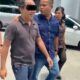 TIM Kejari Medan saat mengamankan Mantan Kepala Pusbangnis UINSU (kiri), dari Masjid Aljihad Medan, Kamis (30/3). Waspada/ist