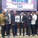 Anggota DPRD Sumatera Utara yang juga Wakil Ketua Fraksi PDI Perjuangan Rudy Hernanto memperlihatkan foto dukungan Novia dalam sidang paripurna yang dihadiri Sekda Arif Sudarto Tri Nugroho. Waspada/Ist