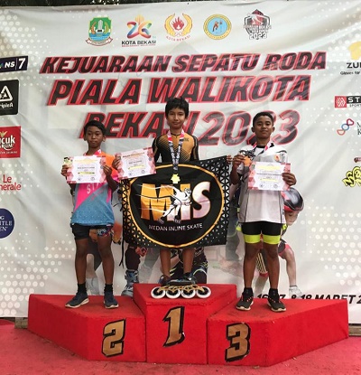 SISWA SD Harapan 1 Medan Ghaly Wicaksana meraih medali emas dan perunggu di kejuaraan sepatu roda Bekasi Open 2023, Jumat (17/3). Waspada/Ist