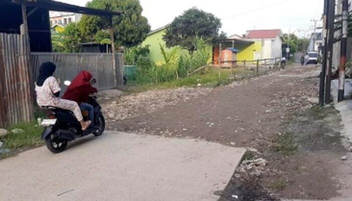 Pengecoran Jl. Platina VII D Sisakan Jalan Yang Rusak