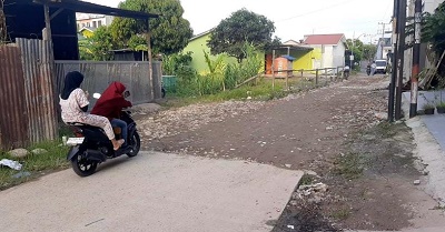 SISA Jl. Platina VII D Kelurahan Titipapan Kecamatan Medan Deli yang luput dari pengecoran, sehingga ruas jalan sepanjang 200 meter meter tersebut semakin rusak dan berlubang. Waspada/Ist