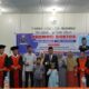 Taufik Wal Hidayat dan keluarga diabadikan bersama penguji usai  meraih gelar doktor  Komunikasi di  UINSU Medan, Senin (27/2). Waspada/Ist