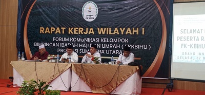 Pembicara dalam kegiatan Rakerwil I FKKBIHU H.Ilyas Halim bersama Kasi Haji dan Umrah Kemenag Medan,H.Eri Nova,Ketua FKKBIHU Sumut H.Sangkot Saragih,Sekretaris H.Sahminan saat kegiatan berlangsung. Waspada/Anum Saskia