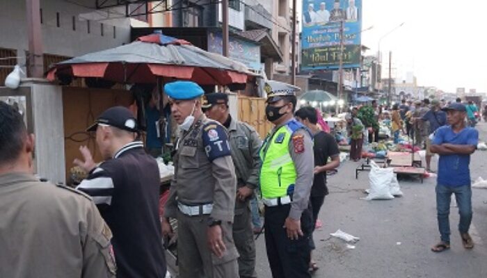 Sat Pol PP Tertibkan PKL Pasar Kampung Lalang