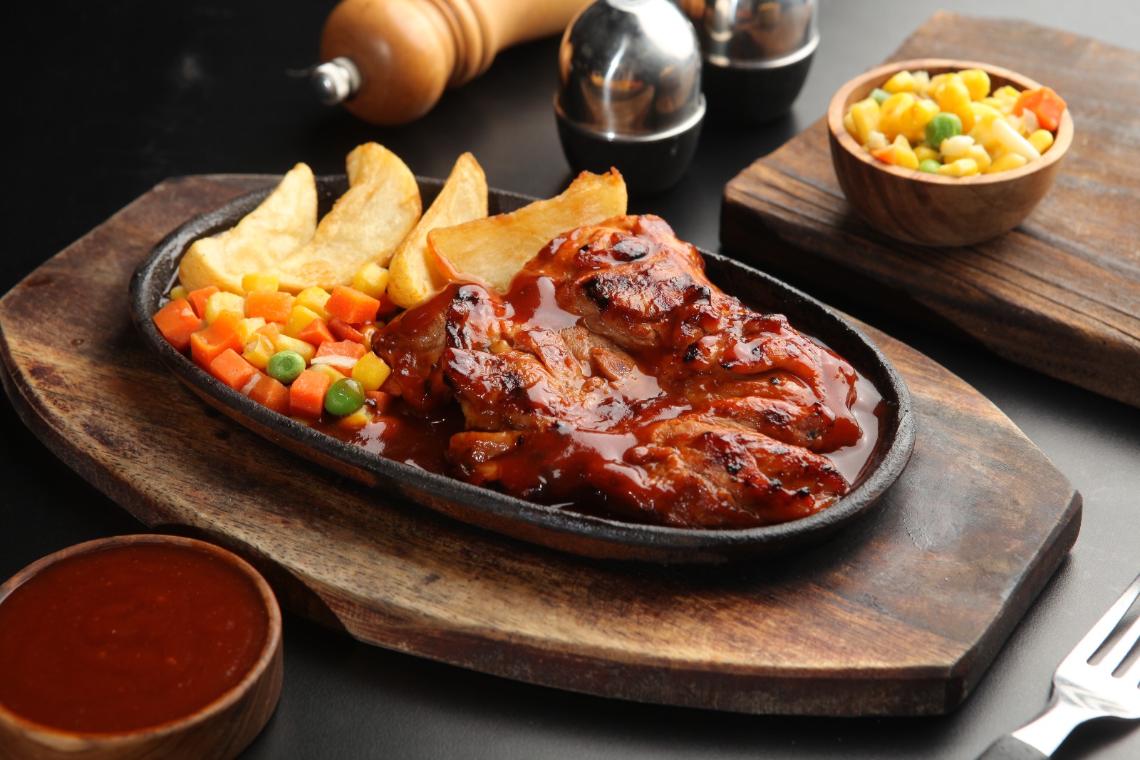 Waroeng Steak & Shake hadirkan pengalaman kuliner yang berbeda dengan inovasi menu terbarunya. Restoran dengan tagline “Steaknya Indonesia” meluncurkan menu Chicken BBQ Grill dengan saus barbeque yang spesial.