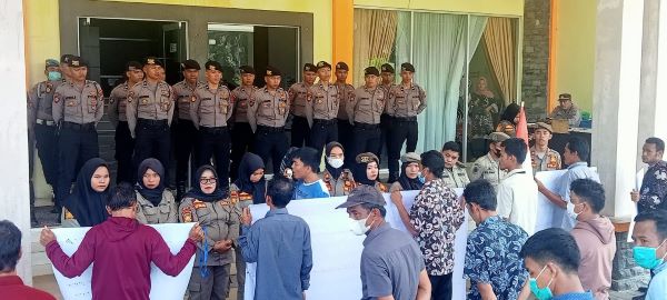 Merasa Dizalimi, Puluhan Perangkat Desa Unjuk Rasa Merasa Dizalimi, Puluhan Perangkat Desa Unjuk Rasa