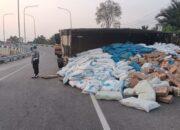 Truk Angkut Logistik Terbalik Di Aceh