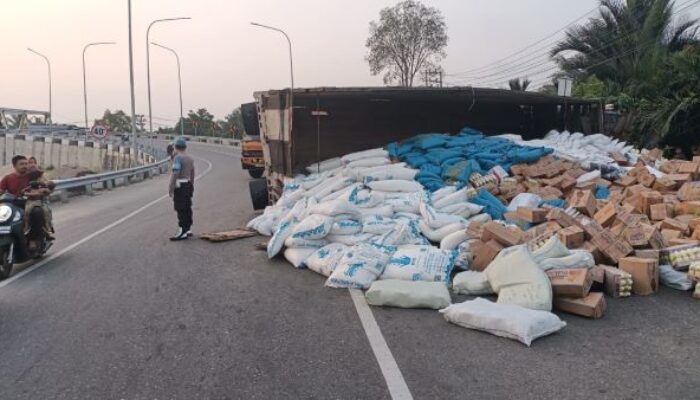 Truk Angkut Logistik Terbalik Di Aceh