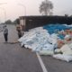 ATUR LALU LINTAS: Polisi mengatur lalu lintas lokasi terbaliknya truk angkut logistik di Jalinsum Banda Aceh – Medan, persisnya di Desa Beusa Merano, Kec. Peureulak, Aceh Timur, Rabu (12/4). Waspada/Ist.