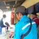 SEJUMLAH karyawan PT IPM memperbincangkan masalah gaji mereka yang diklaim sudah beberapa bulan tidak dibayar pihak perusahaan. Waspada/Asrirrais