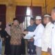 Pj Wali Kota Langsa, Ir Said Mahdum Majid saat menyalurkan zakat kepada 7.540 fakir miskin yang tersebar di Wilayah Kota Langsa dengan jumlah sebesar Rp831.000.000 kepada asnaf fakir dan miskin tahun 2023, di Aula Cakra Donya Langsa, Kamis (13/4). Waspada/Rapian.