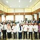 BUPATI Deliserdang diwakili Kadis Koperasi UKM Hj.Rabiatul Adawiyah Lubis foto bersama Pengawas, Pengurus dan anggota KPRI Pemkab Deliserdang usai RAT Tahun Buku 2021 di Aula Gedung P3UD Deliserdang Tanjungmorawa, Rabu (12/4).- (Waspada/HM Husni Siregar/B)