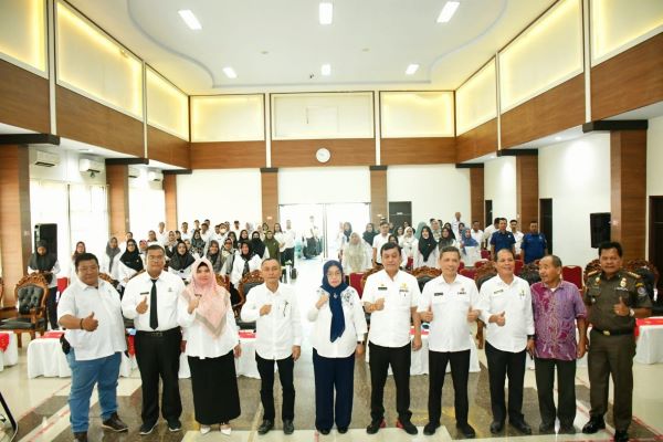 BUPATI Deliserdang diwakili Kadis Koperasi UKM Hj.Rabiatul Adawiyah Lubis foto bersama Pengawas, Pengurus dan anggota KPRI Pemkab Deliserdang usai RAT Tahun Buku 2021 di Aula Gedung P3UD Deliserdang Tanjungmorawa, Rabu (12/4).- (Waspada/HM Husni Siregar/B)