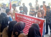 Merasa Dizalimi, Puluhan Perangkat Desa Unjuk Rasa