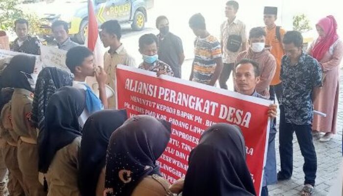 Merasa Dizalimi, Puluhan Perangkat Desa Unjuk Rasa