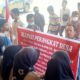 Perangkat desa dan masyarakat Kecamatan Ulu Barumun, menggelar aksi unjuk rasa meminta keadilan atas pemberhentian sepihak yang mereka alami. Kamis (13/4) (Waspada/Muhammad Satio)