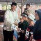 Kakan Satpol-PP dan Damkar Palas, Agus Saleh menyerahkan bantuan Ambal dan menyantuni anak yatim di Barsel, Kamis (13/4) (Waspada/Muhammad Satio)