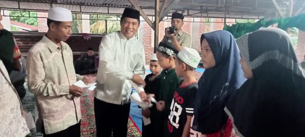 Kakan Satpol-PP dan Damkar Palas, Agus Saleh menyerahkan bantuan Ambal dan menyantuni anak yatim di Barsel, Kamis (13/4) (Waspada/Muhammad Satio)