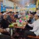 Tampak para pendamping desa saat buka puasa bersama di Teh Tarik Abyan, Gampong Blang Pase, Kecamatan Langsa Kota, Kamis (13/4) petang. Waspada/Rapian.