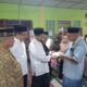 Pj Bupati Agara, Drs. Syakir, M. Si saat menyerahkan bantuan.Waspada/Ist