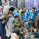 KETUA DPD KNPI, Edi Sahputra Bako, S.Sos (jongkok) bersama unsur pemuda mendamipingi sejumlah anak berbelanja di Pasar Modern Subulussalam. (Waspada/Ist)