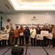 Pemenang Lomba Karya Jurnalistik 2023 Tambang Emas Martabe berfoto bersama dengan manajemen PT Agincourt Resources serta salah satu juri Arifin Asydhad (kiri ujung), Ketua PWI Sumatra Utara Farianda P. Sinik (tengah berbaju putih), dan wartawan senior Ronny Simon (kedua dari kanan) saat penganungerahan pemenang lomba pada 13 April 2023. (Dok: PTAR)