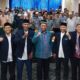 Pengurus wilayah IKADI Sumut bersama sejumlah pengurus lainnya foto besama dengan Da'i Nasional Ustadz Ir. H. Tifatul Sembiring selaku narasumber dalam kegiatan Mudzakarah Du'at Dan Rakerwil III, Minggu (19/4/2023). Waspada/Ist