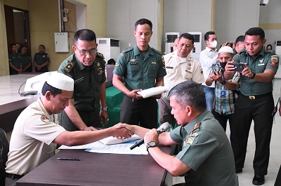 PANGDAM I/BB Mayjen TNI A Daniel Chardin menyerahkan zakat fitrah dirinya bersama istri dan dua anak kepada panitia zakat Kodam I/BB. Zakat fitrah yang diberikan Pangdam berupa beras sebanyak 2,7 Kg per orang. Waspada/Ist
