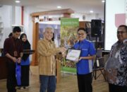 Rektor UMSU Serahkan Royalti Kepada 130 Penulis UMSU Press