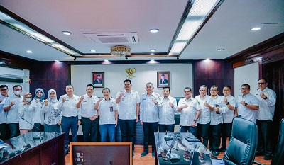 WALI KOTA Medan Bobby Nasution menerima kedatangan Kepala BPK RI Perwakilan Provinsi Sumatera Utara Eydu Oktain Panjaitan dalam Entri Meeting Pemeriksaan Tim BPK Perwakilan Sumut di Balai Kota Medan, Rabu (5/4). Waspada/Ist