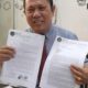 EDUARD Pakhpahan, SH, MH kuasa hukum Joharni Sinaga korban dugaan tindak pidana pemalsuan surat, memperlihatkan berkas permohonan perlindungan hukum kliennya. Waspada/Andi Aria Tirtayasa