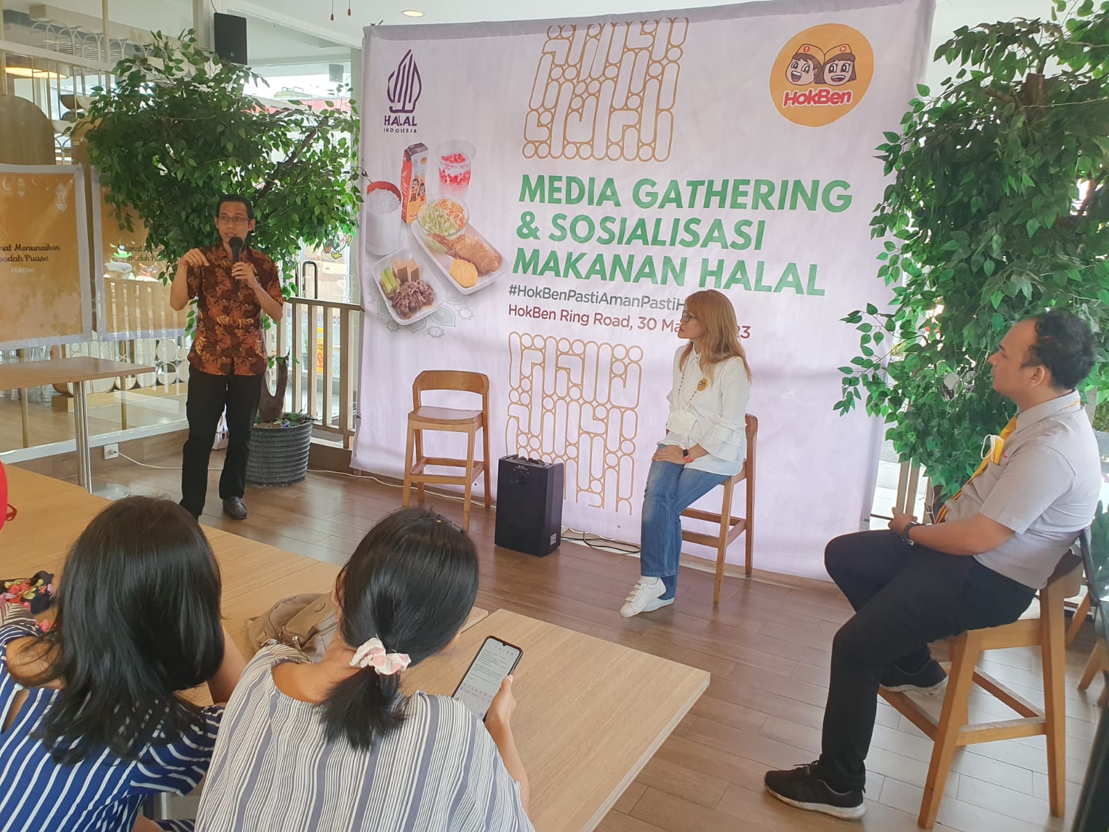 HokBen sebagai salah satu restoran cepat saji yang identik dengan gaya Jepang memastikan makanan dan minuman yang ditawarkan tidak hanya lezat dan sehat, tetapi juga halal.