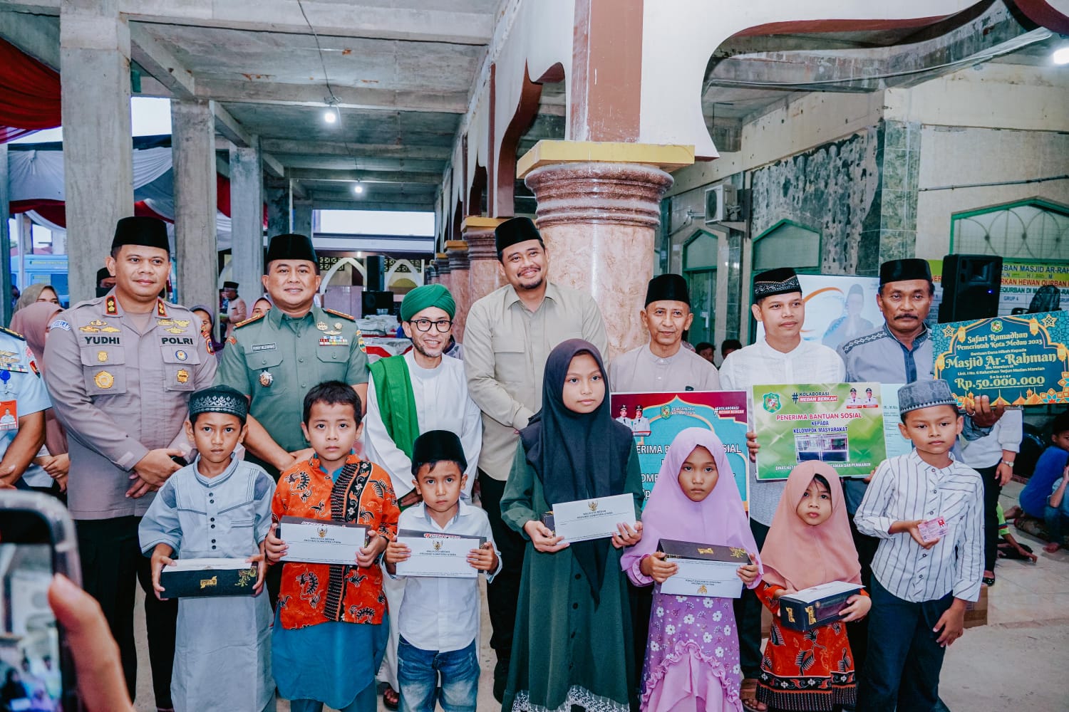 Warga Manfaatkan Safari Ramadhan Sampaikan Keluhan Kepada Bobby Nasution