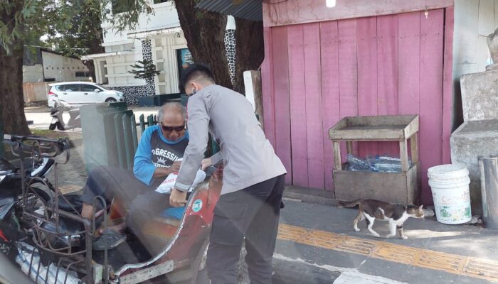 Kapolres Sabang Bantu Sembako Abang Becak