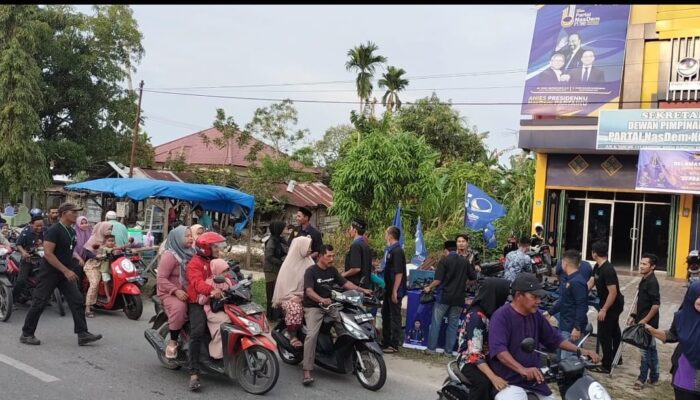 Garda Pemuda NasDem Langsa Bagi-bagi Takjil