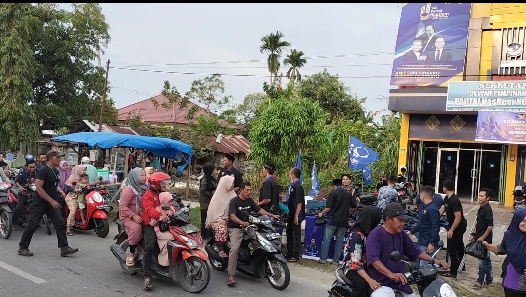 Garda Pemuda NasDem Langsa Bagi-bagi Takjil