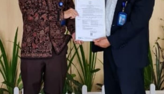 Kepala LLDikti Serahkan SK Kenaikan Pangkat Lektor Kepala WR 3 UMA