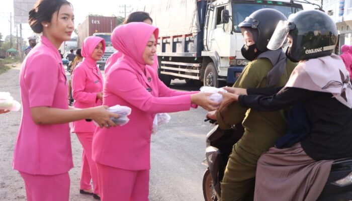 Bhayangkari Sergai Bagi Takjil Gratis Ke Penggendara Bermotor
