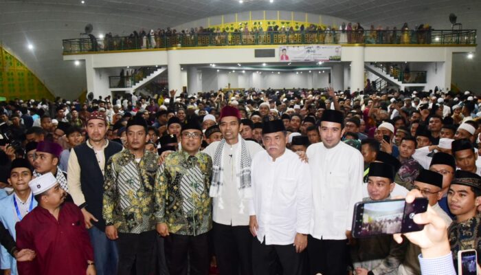 Ribuan Jamaah Dengarkan Tausiyah UAS Di Masjid Agung Sultan Thaf Sinar Basarsyah