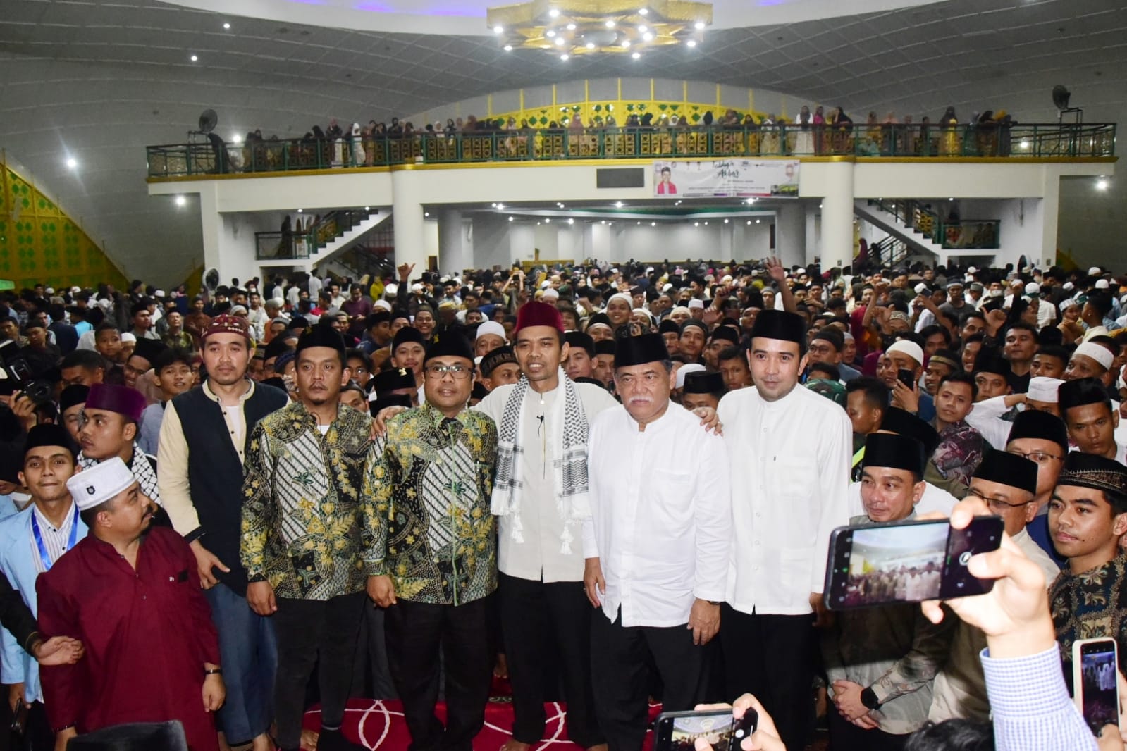 Ribuan Jamaah Dengarkan Tausiyah UAS Di Masjid Agung Sultan Thaf Sinar Basarsyah