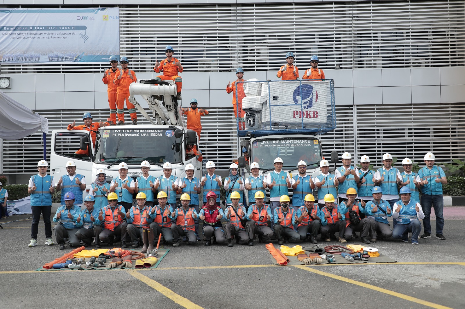 PLN siap menjaga pasokan kelisrikan selama bulan Ramadhan dan menjelang arus mudik dalam menyambut hari raya Idul Fitri 1444 H dengan menggelar apel siaga kelistrikan di lapangan parkir PLN UID Sumatera Utara, kemarin.