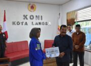 Pemko Langsa Serahkan Bonus Atlet Peraih Medali Pora XIV Pidie