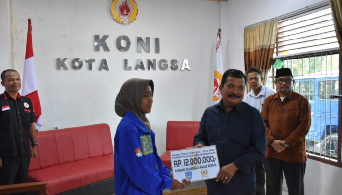 Pemko Langsa Serahkan Bonus Atlet Peraih Medali Pora XIV Pidie