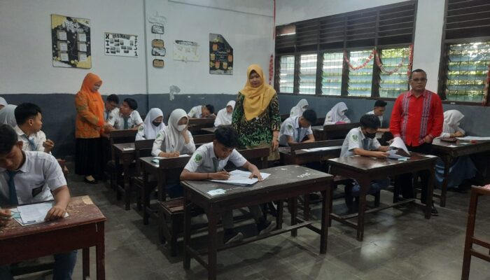 Pengawas Disdiksu Tinjau Ujian Sekolah Di SMA Eria