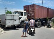 Ugal-ugalan, Truk Kontainer Tabrak Mobil Box Di Jembatan Kembar Pekanlabuhan