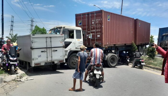 Ugal-ugalan, Truk Kontainer Tabrak Mobil Box Di Jembatan Kembar Pekanlabuhan