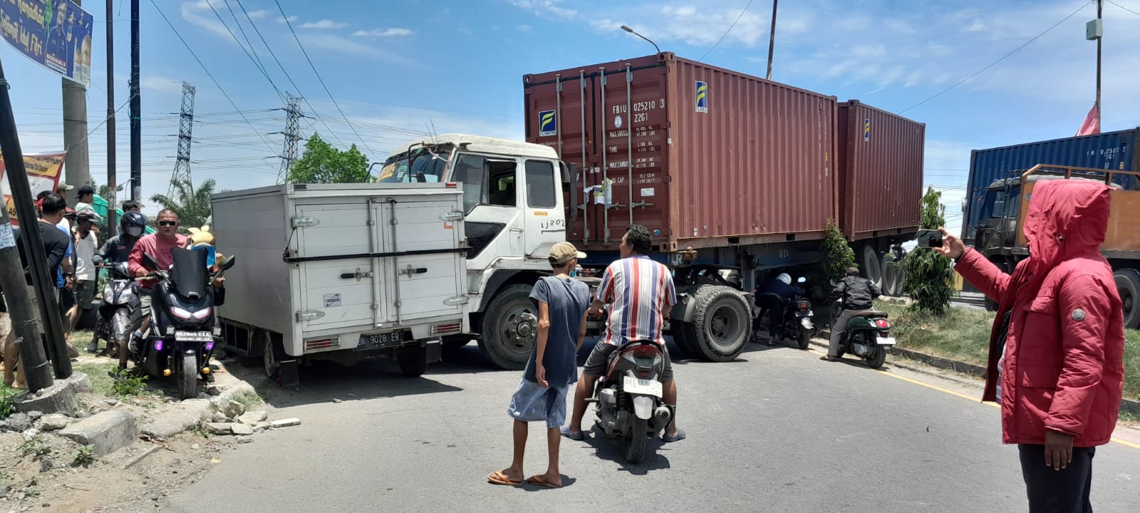 Ugal-ugalan, Truk Kontainer Tabrak Mobil Box Di Jembatan Kembar Pekanlabuhan