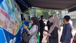 Masyarakat terlihat antre untuk melakukan penukaran uang pecahan kecil baru di Lapangan Benteng Medan, Kamis (6/4).