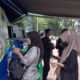 Masyarakat terlihat antre untuk melakukan penukaran uang pecahan kecil baru di Lapangan Benteng Medan, Kamis (6/4).
