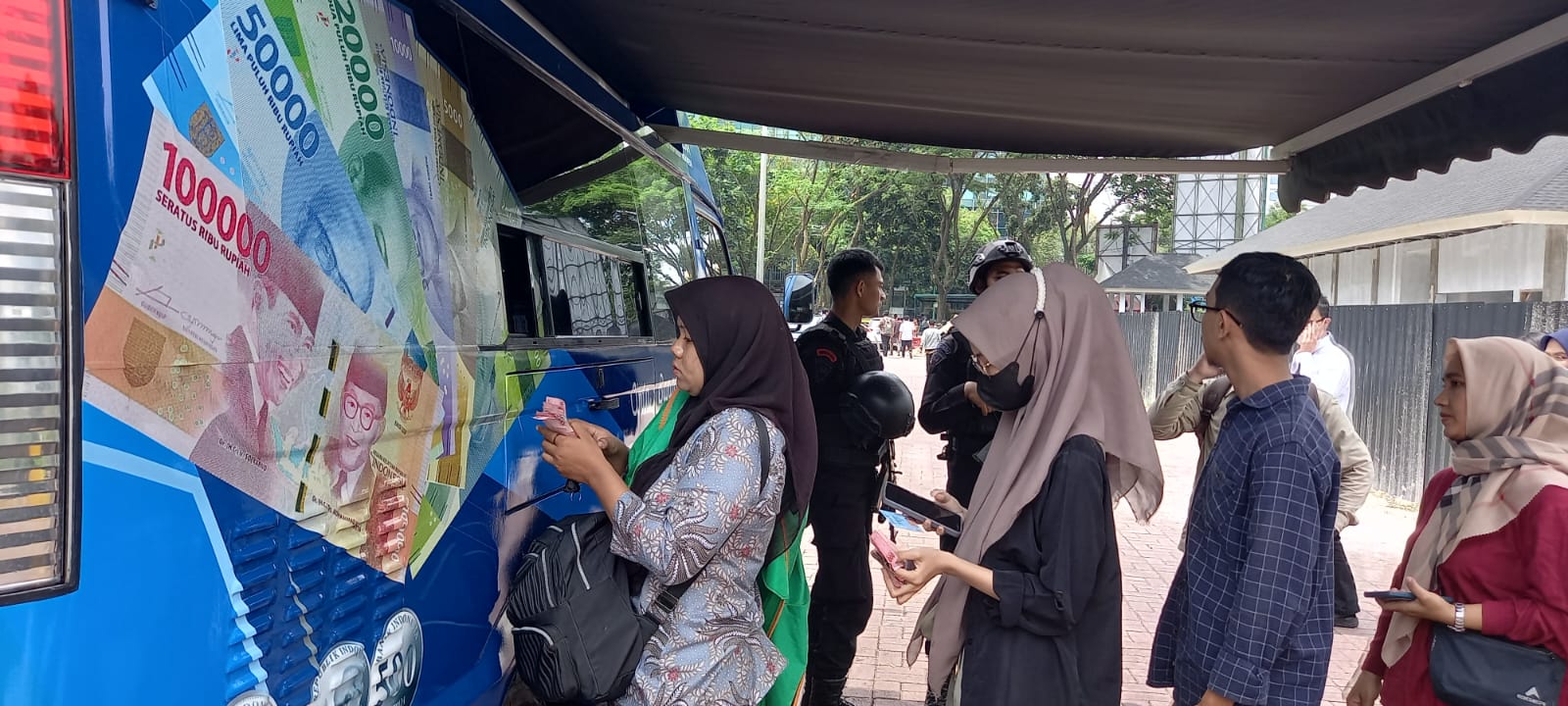 Masyarakat terlihat antre untuk melakukan penukaran uang pecahan kecil baru di Lapangan Benteng Medan, Kamis (6/4).